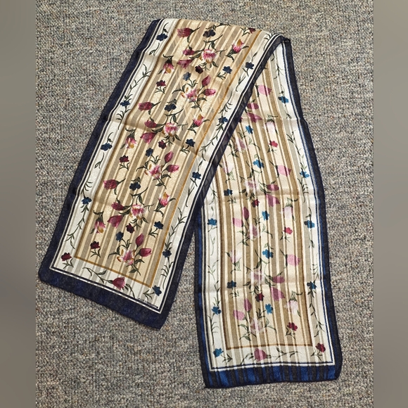 Liz Claiborne Tulip Jacquard Oblong Scarf - Picture 4 of 6